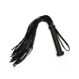 Svart flogger i konstläder med många svansar och greppvänligt handtag för BDSM-lekar