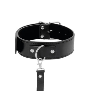 Svart BDSM-halsband i läder med metallring och koppel