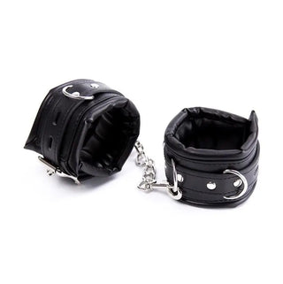 Svarta vadderade handledsbojor i konstläder med kedja och spännen
