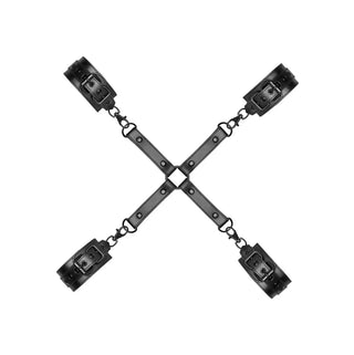 Svarta hand- och fotbojor i korsdesign med metallringar för bondage