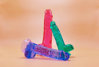 Färg glada dildos i en hög