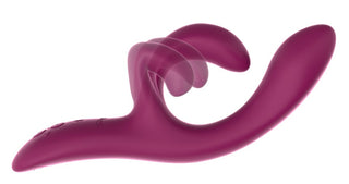 We-Vibe Nova 2 Rabbitvibrator är en lila silikonvibrator med dubbla ändar med ett roterande, böjt tillbehör och en flexibel klitorisstimulator, som visas på en vit bakgrund.