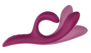 We-Vibe Nova 2 Rabbitvibrator är en vuxenleksak i lila silikon med två ändar, ett handtag med ögla och två böjda armar - perfekt som en flexibel klitorisstimulator eller klassisk rabbitvibrator.