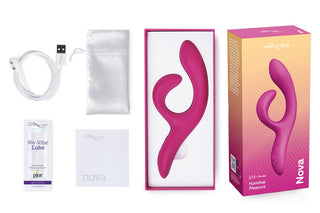 Förpackningen innehåller den rosa We-Vibe Nova 2 Rabbitvibrator - en flexibel klitorisstimulator - med laddare, påse, glidprov och instruktionsbok.