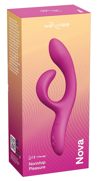 We-Vibe Nova 2 Rabbitvibrator i förpackning med flexibel klitorisstimulator, visas på en vågig rosa och gul bakgrund märkt "Nonstop Pleasure".