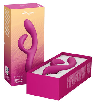 We-Vibe Nova 2 Rabbitvibrator är en rosa böjd klitorisstimulator, elegant förpackad i en öppen låda med matchande märkesförpackning, utformad för att ge njutning och elegans till dina intima stunder.