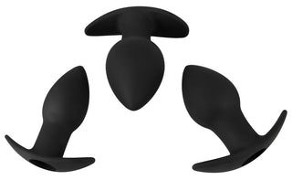 Black Velvets 3-Delat Buttplugset, tillverkat av Soft Touch-silikon, har tre pluggar arrangerade i en halvcirkel mot en vit bakgrund – ett idealiskt analt träningskit för gradvis utforskning.