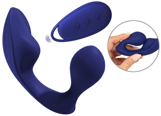 RC Anal Panty Vibrator fungerar som en mörkblå prostata massageapparat med en trådlös fjärrkontroll som har tre knappar. Den är ergonomiskt utformad för komfort. En infälld bild visar dess mjuka struktur och form när den hålls i en hand.
