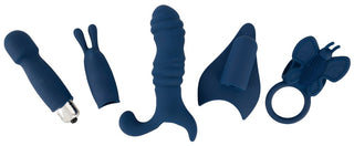 Bulletvibrator Set med 5 Tillbehör, med fem olika blå silikonleksaker, inklusive en bulletvibrator och en prostataplugg, är prydligt arrangerade i en rad på en vit bakgrund.