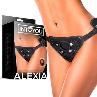 Vi presenterar Alexia Harness Med Bälte, en mångsidig strap-on med en central ring och justerbara remmar. Perfekt för alla dina erotiska lekar, den ger komfort och anpassningsförmåga, perfekt förpackad för universell användning i alla äventyr.