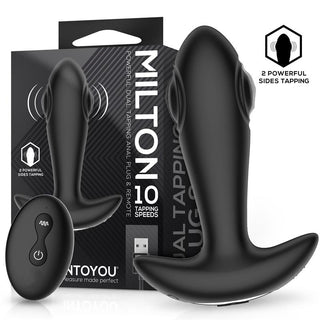 Milton Tapping Analplugg i svart har dubbel tappning och levereras med en fjärrkontroll, visas med sin förpackning och markerade produktegenskaper.