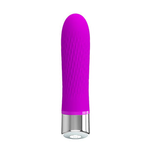 Pretty Love Sebastian Lila Vibrator är en liten, texturerad, rosa silikonvibrator med en silverfärgad bas och kontrollknapp. Den är vattentät och enkel att använda och är utformad för njutning med högkvalitativt silikonmaterial, här på en vit bakgrund.