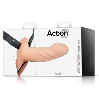 Action Strap-On Hollow Dildo L kommer i en svart-vit låda med en köttfärgad realistisk dildo. Förpackningen innehåller text som Action, Dildos, Hollow Dildo Strap-On och Kevin, vilket framhäver dess premium silikonmaterial och justerbara svarta remmar för komfort.