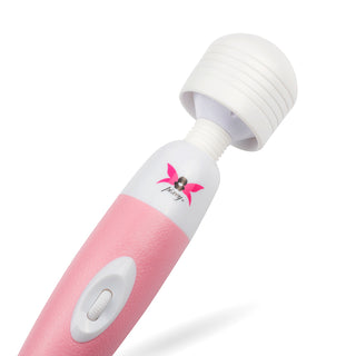 Den rosa och vita Pixey Magic Wand-massagern har en fjärilslogotyp på en vit bakgrund, vilket ger starka vibrationer med sitt flexibla huvud för en förbättrad massageupplevelse.