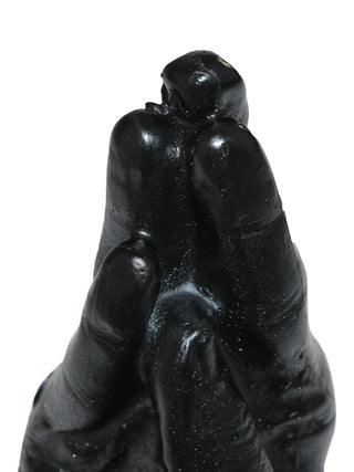 All Black Fisting Hand 20 cm är en svart skulptur med fingrar tätt sammanpressade i en bedjande gest, visad mot en vit bakgrund.