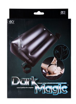 Upptäck Dark Magic Uppblåsbar Sexpillow, en uppblåsbar kudde som visar mångsidig användning med detaljerade bilder. Det kompletterar handbojor för att lyfta dina intima stunder.