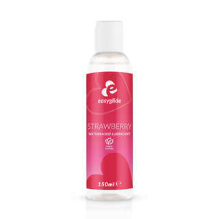 En 150 ml flaska EasyGlide Strawberry Lubricant med en rosa hjärtetikett. Den har en jordgubbssmak och är kompatibel med latexkondomer.