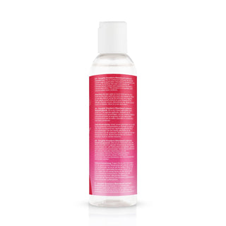 Fotograferad på en vit bakgrund: EasyGlide Strawberry Lubricant 150 ml levereras i en klar flaska med vitt lock och röd etikett med vit text. Detta vattenbaserat glidmedel med jordgubbssmak är kompatibelt med latexkondomer.