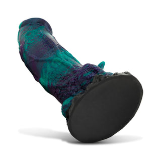 Mythical Mates Dragonfly Dildo 22 cm i blått och lila, tillverkad av kroppssäkert silikon med en sugkoppsbas, visas på en vit bakgrund.