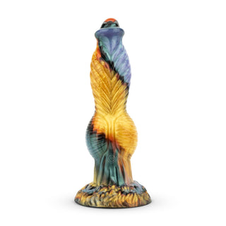 Mythical Mates Sea Serpent Dildo 26 cm har färgglada, texturerade kroppssäkert silikon med fjäderliknande mönster och en bred bas, inspirerad av sjöormar och utformad för att stå upprätt.