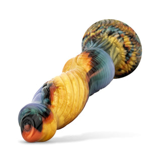 Mythical Mates Sea Serpent Dildo 26 cm har en färgstark, virvlad, texturerad och vriden design i kroppssäkert silikon, som visas liggande på en vit bakgrund.