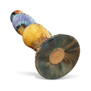 Mythical Mates Sea Serpent Dildo 26 cm, tillverkad av kroppssäker silikon, har färgglada virvlar, åsar och en bred texturerad bas. Den visas liggande på en vit bakgrund.