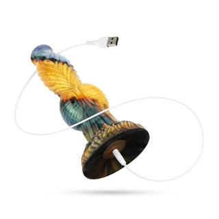 Mythical Mates Sea Serpent Dildo 26 cm, tillverkad av kroppssäker silikon, har en färgglad design och en USB-laddningskabel ansluten till dess bas, visas isolerad mot en vit bakgrund.