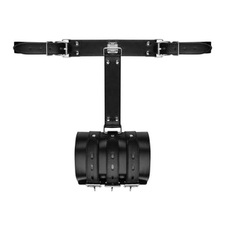 Armfängsel Sele Svart är ett bondage-bälte och manschettfängsel i svart läder med metallspännen och justerbara remmar, som visas på en vit bakgrund.