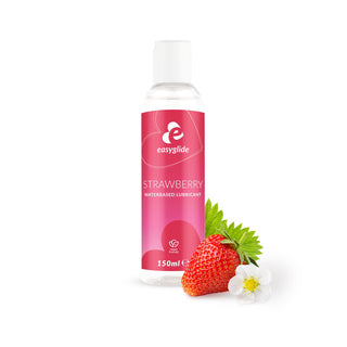 EasyGlide Strawberry Lubricant 150 ml i en klar flaska, visad med en jordgubbe och blomma. Upplev jordgubbssmak och en formula som är kompatibel med latexkondomer.