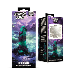 Två askar Mythical Mates Dragonfly Dildo 22 cm, med fantasilandskap och produktbilder på förpackningen, tillverkad av kroppssäkert silikon.