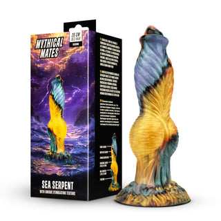 En färgstark, texturerad Mythical Mates Sea Serpent Dildo 26 cm, tillverkad av kroppssäkert silikon, står bredvid sin låda märkt Mythical Mates Sea Serpent.