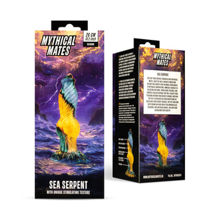 Två askar med Mythical Mates Sea Serpent Dildo 26 cm med illustrationer av sjöormar och produktinformation. Denna sugkoppsdildo är tillverkad av kroppssäkert silikon och erbjuder säker användning i kombination med nyckfull fantasidesign.