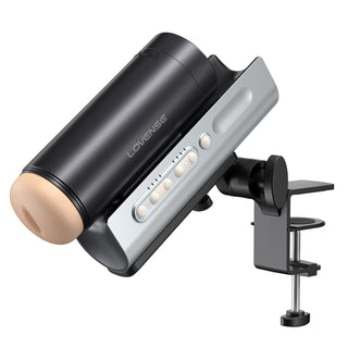 Lovense Solace Pro 2, en svart och silverfärgad automatisk masturbator, är monterad på en justerbar skrivbordsklämma och har appkontroll för handsfree njutning.