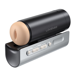 En svart Lovense Solace Pro 2 vilar på en silverfärgad laddningsbas med kontrollknappar och appstyrning.