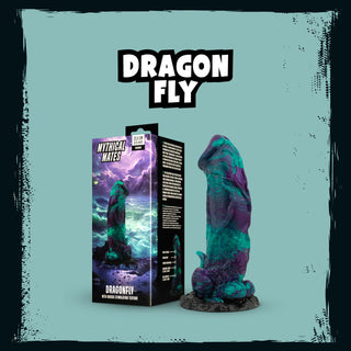 En fantasifull, färgglad drake leksak tillverkad av kroppssäkert silikon sitter bredvid sin Mythical Mates Dragonfly Dildo 22 cm låda.