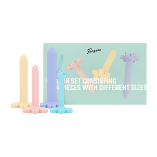 Fyra pastellfärgade silikondilatatorer från Teazers Vagina Dilator Set 4 Delar är arrangerade med en Teazens-ask i bakgrunden.