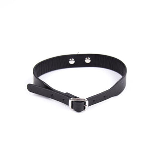 Svart BDSM Halsband 43 cm är ett svart läderhalsband med spänne, som visas liggande platt i en cirkel på en vit bakgrund. Denna justerbara accessoar är perfekt för att lägga till en edgy touch eller utforska BDSM-mode.