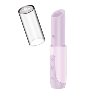 Satisfyer Secret Kiss är en lila och rosa vattentät läppstiftsformad bärbar fläkt som fungerar som en klitorisstimulator. Det cylindriska locket, borttaget åt sidan, avslöjar fläktens utlopp och kontrollknappar, som kombinerar diskret elegans med funktionalitet.