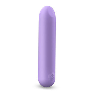 Sulley Liquid Silikon Bulletvibrator är en elegant, lila, cylindrisk enhet tillverkad av silkeslen silikon, med en strömknapp och anpassningsbara vibrationsfunktioner i basen.