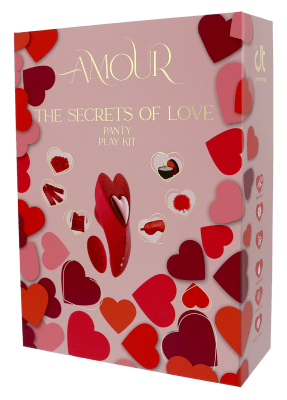 En rosa "The Secrets of Love Panty Play Kit"-låda, elegant märkt, är prydd med sensuell njutning och har fina röda och rosa hjärtdesigner.