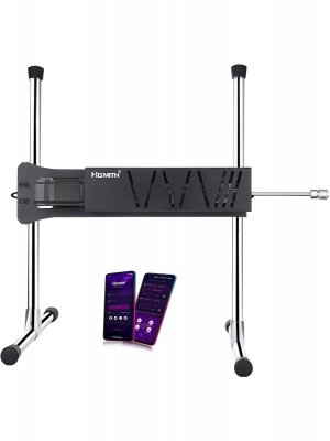 Hismith Premium Pro Servok Sexmaskin har en elegant, modern design med justerbara svarta och silverdetaljer, VESA-kompatibilitet och KlicLok-kopplingssystem för säker montering. Två smartphones visar appar under den, vilket framhäver appkontrollfunktionerna.