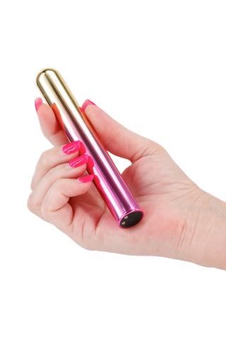 En hand med rosa naglar håller elegant en Guld & Rosa Metallisk Bulletvibrator, dess eleganta cylinderdesign skimrande i rosa och guld.
