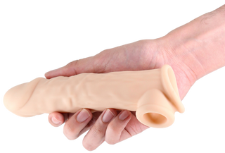 En hand håller i Tunn Penissleeve i Silikon, ett realistiskt sleeve tillverkat av flytande silikon, mot en vit bakgrund.