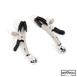 Två bröstvårtsklämmor i metall med svarta handtag och silverklockor från Intoyou BDSM Cosplay Set 4 Delar, perfekt för cosplay eller BDSM-lek, visas på en vit bakgrund.