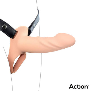 Action Strap-On med Hollow Dildo har en beige premium silikon strap-on med en sele, som visar upp en realistisk design och strukturerad yta. Den står mot en vanlig vit bakgrund, med varumärket Action synligt i det nedre högra hörnet.