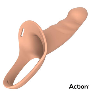 Action Strap-On med Hollow Dildo är en axelbandslös sexleksak av premium silikon med en strukturerad, böjd design med dildofunktionalitet och ett bärbart stödband. Action-logotypen visas i det nedre högra hörnet.