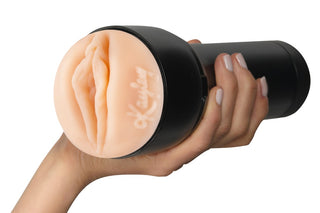 En hand som håller i Kiiroo Feel Kayley Gunner, en realistisk vaginalmodell.