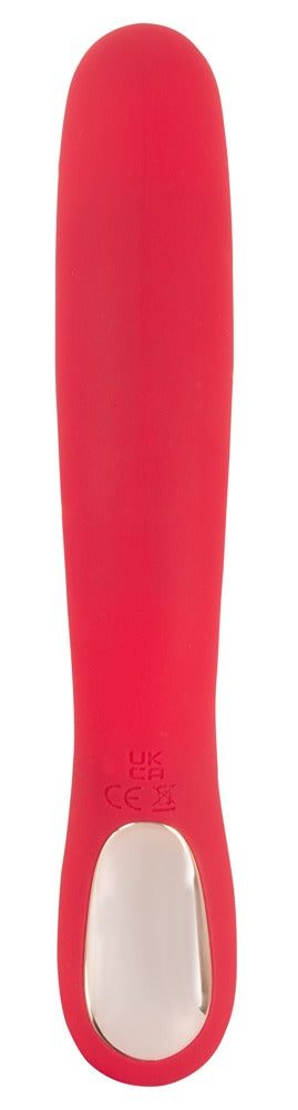 En röd silikon Thumping Rabbitvibrator med en elegant, långsträckt design och glänsande metallisk basaccent står upprätt mot en vanlig vit bakgrund för ökad njutning.