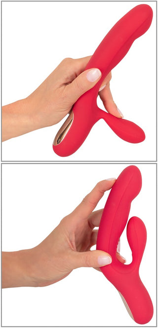 Två bilder visar en hand som håller i Thumping Rabbitvibrator, en röd silikon dual-stimuleringsenhet med en böjd design. Den översta bilden visar den horisontellt, medan den nedre framhäver dess flexibla arm och släta yta, med en pulserande funktion för ökad njutning.