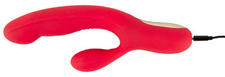 En böjd, röd Thumping Rabbitvibrator med dubbla vibrationer är avbildad mot en vit bakgrund, med en laddningskabel till höger.